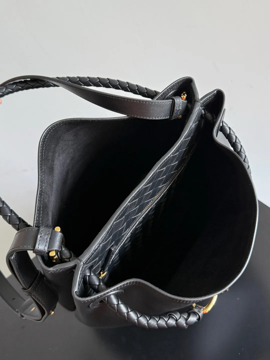 Batch 2660 BOTTEGA VENETA2025 new Andiamo bucket bag. This bag is made of silky calf leather🐂, with Intrecciato woven internal pockets, unique and eye-catching! The simple and smooth bucket bag shape is classic and versatile. Whether it is paired with a simple basic style or a fashionable personality, it can be adapted to 💯 and easily enhance the fashion sense of the overall look ~ The golden rope knot 🪢 is embellished with woven highlights and the scent of osmanthus in the wind, announcing the message of autumn✉️ When buying a bag, you must look for three things: 🎨Appearance is justice 🧵Excellent craftsmanship 👜Practice Style number: 844169 Size: 24*34*12cm